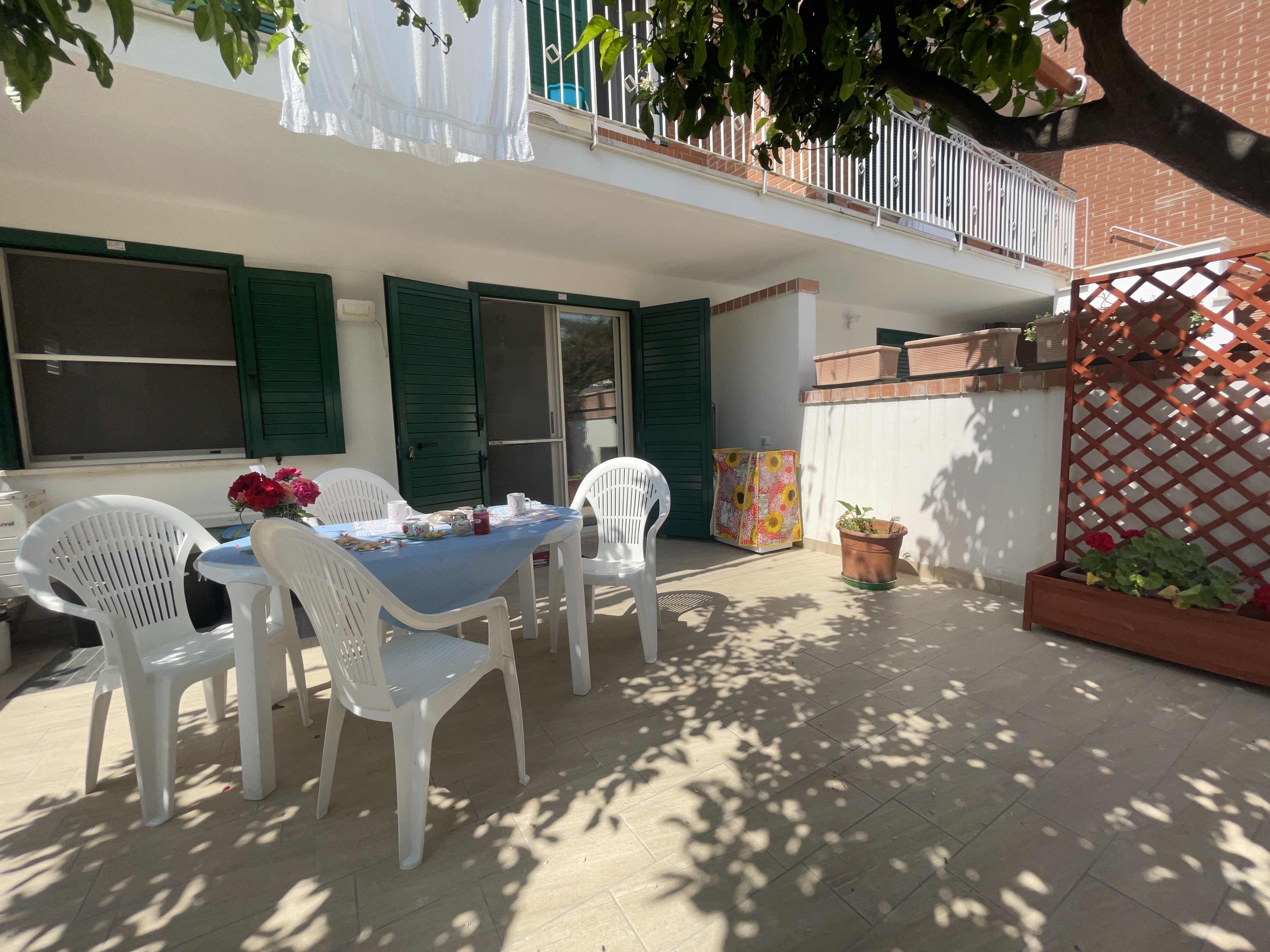 Giardino privato con tavolo